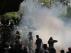 Policía de Sri Lanka utilizando gas lacrimógeno ante los manifestantes en Colombo.