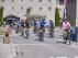 Los jugadores del Real Zaragoza salen del hotel para afrontar su ruta ciclista.