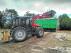 Un tractor carga en una finca de La Puebla de Valverde el camión de pienso con destino a Torás