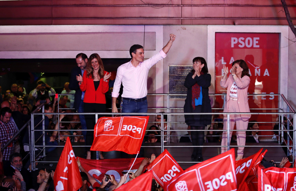 Pedro Sánchez en declaraciones en la sede del PSOE tras la victoria electoral de este domingo.