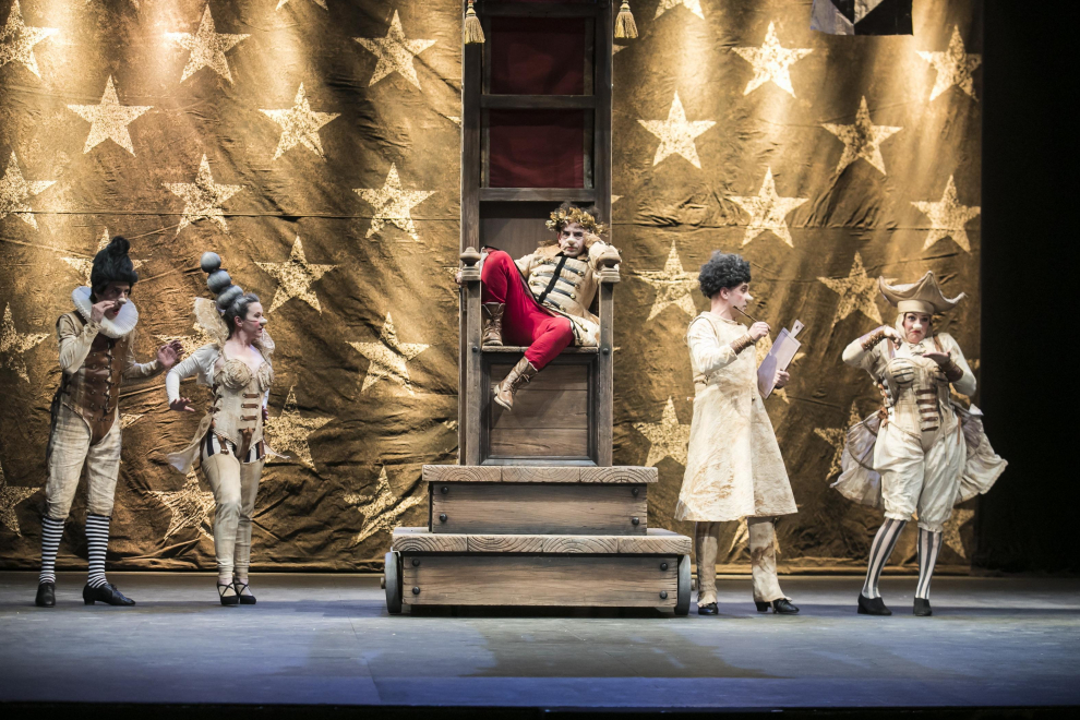 Representación de la obra 'Calígula', con la compañía aragonesa Nasú Teatro, en el Teatro Principal de Zaragoza