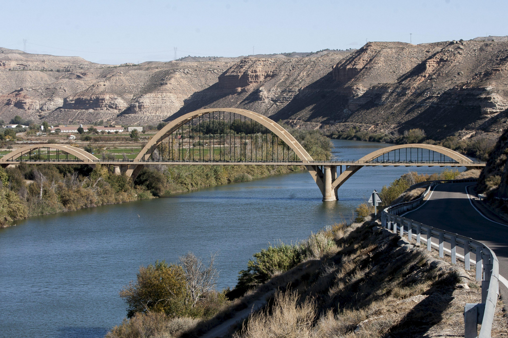 El emblemático puente sobre el Ebro a las afueras del municipio de Sástago, en comarca Ribera Baja del Ebro.