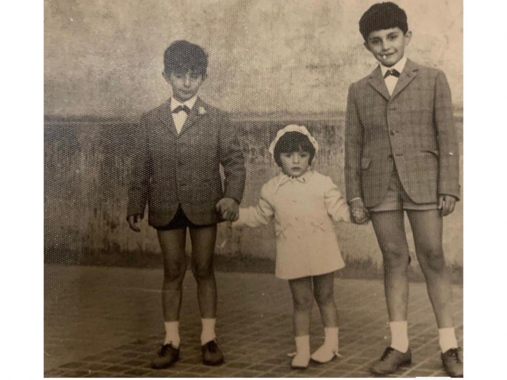 Con mis hermanos, Teresa y Jesús. Soy el mayor