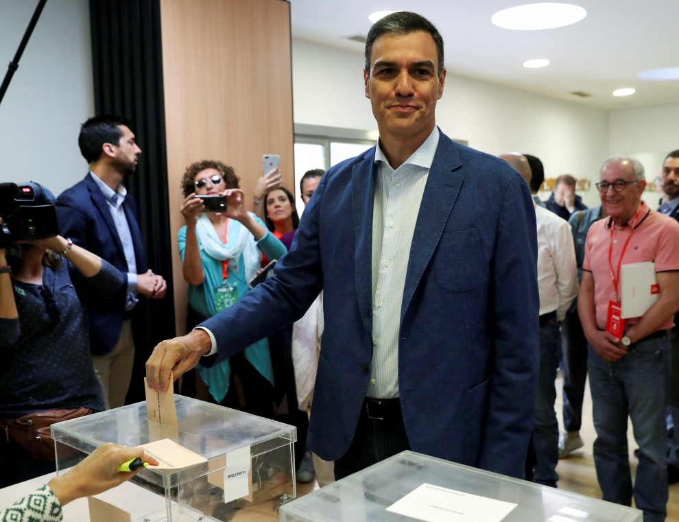 Pedro Sánchez vota en su colegio de Pozuelo de Alarcón.