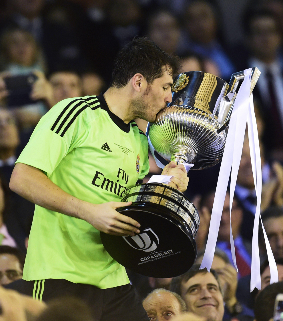 Casillas besa la Copa del Rey 2014 tras derrotar al FC Barcelona en Mestallla. AFP PHOTO/ JAVIER SORIANO