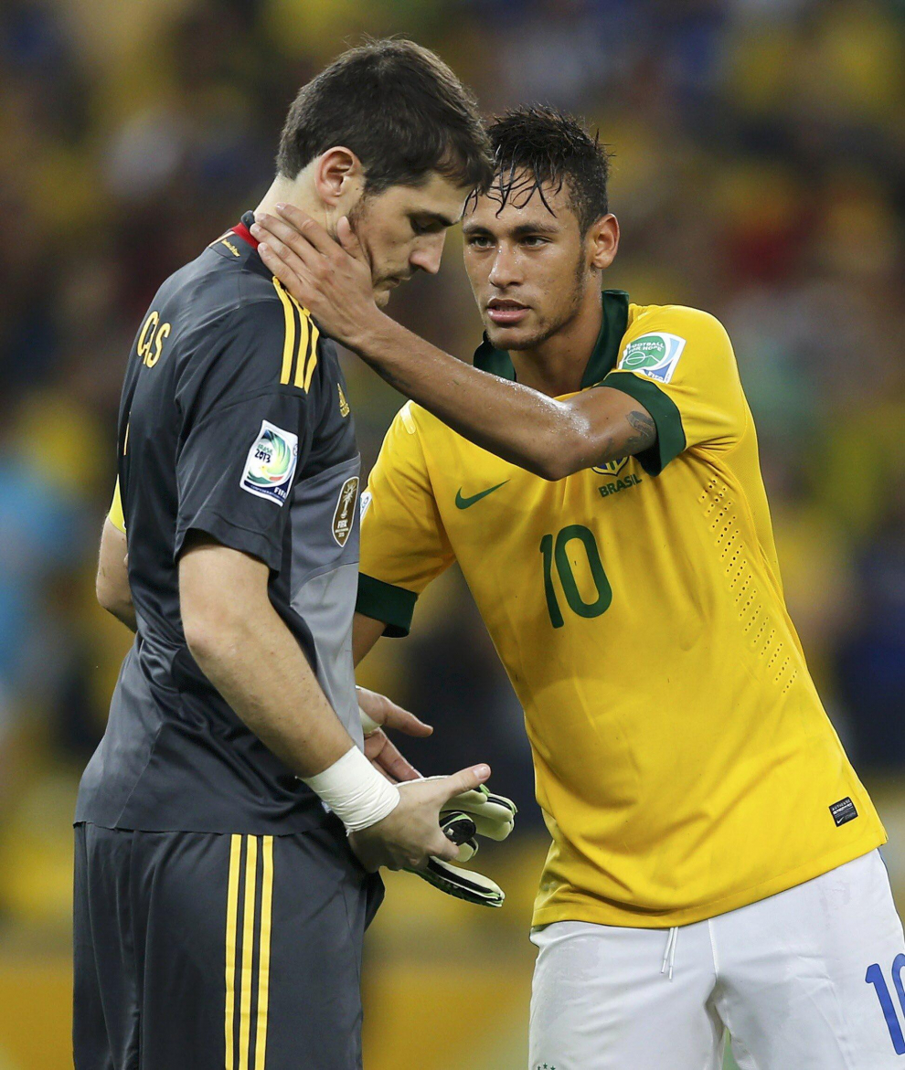 Brazil's Neymar (R) consoles Spain's goalkeeper Iker Casillas after Brazil defeated Spain in the Confederations Cup final soccer match at the Estadio Maracana in Rio de Janeiro, June 30, 2013. REUTERS/Sergio Moraes (BRAZIL  - Tags: SPORT SOCCER)   SOCCER-CONFEDERATIONS/FINAL