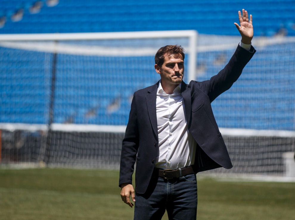 Departing Real Madrid captain and goalkeeper Iker Casillas waves to supporters at an official send-off at the Bernabeu stadium in Madrid, Spain, July 13, 2015.  Several hundred Real Madrid fans chanted for president Florentino Perez to resign at an official send-off for goalkeeper and captain Iker Casillas at the Bernabeu stadium on Monday. Real held the presentation following criticism over the surreal nature of Casillas's tearful news conference on Sunday, when he appeared to be alone in the stadium press room to read out a farewell statement. REUTERS/Andrea Comas SOCCER-SPAIN/CASILLAS