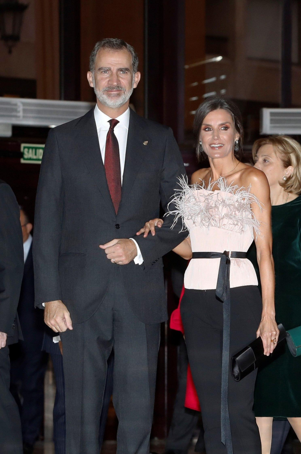 La reina Letizia lució este jueves por la noche en el concierto que presidieron en Oviedo un diseño del aragonés Antonio Burillo.