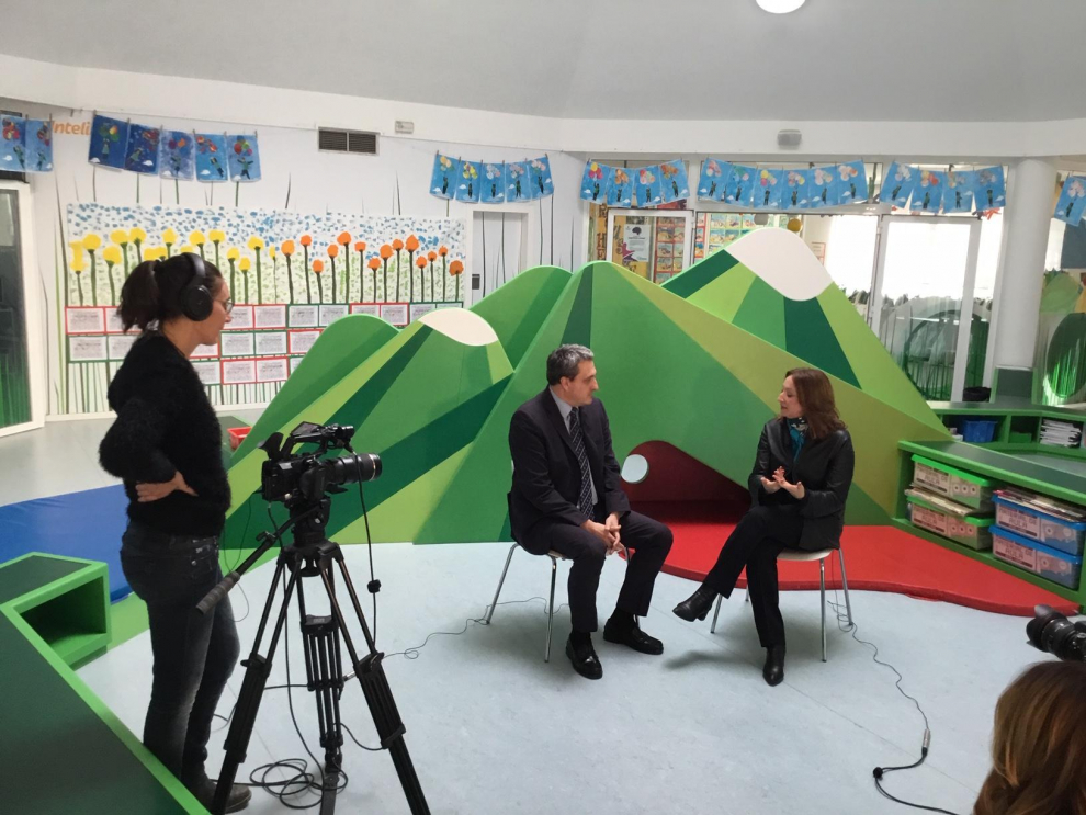 Amparo Escamilla, durante la entrevista con el gerente del centro, Ricardo Zapater, en el aulario de infantil del colegio Liceo Europa.