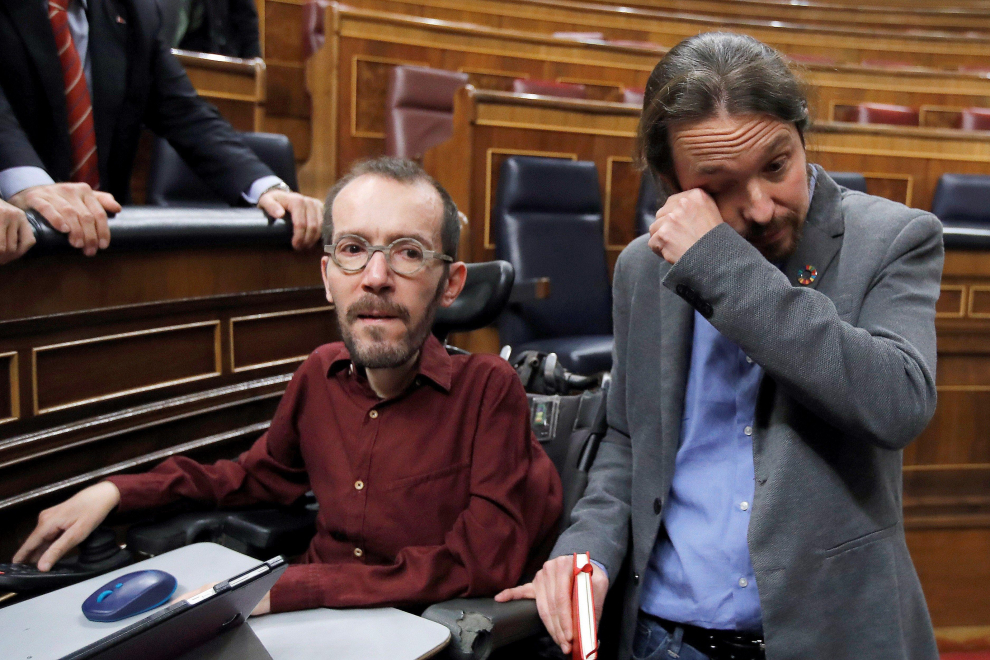 Pablo Iglesias se enjuga las lágrimas junto a Pablo Echenique tras la elección de Pedro Sánchez como presidente