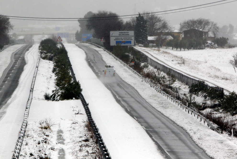 GRAFCVA1241. CASTALLA (ALICANTE), 20/01/2020.- Un coche circula por la carretera CV80 Sax-Castalla en un carril por sentido abierto debido al temporal de nieve, este lunes, cuando la Comunitat Valenciana sigue en alerta roja por la virulencia de la borrasca Gloria, que mantiene cerradas varias carreteras y sin clase a 120 municipios, mientras los servicios de emergencia se afanan por afrontar los incidentes ocasionados por la lluvia, la nieve y el viento. EFE/MORELL La Comunitat Valenciana sigue este lunes en alerta roja por la virulencia de la borrasca Gloria