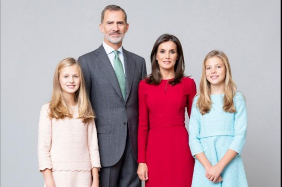 Los Reyes, la princesa de Asturias y la infanta Sofía en una fotografía de familia, realizada recientemente en el Palacio de la Zarzuela