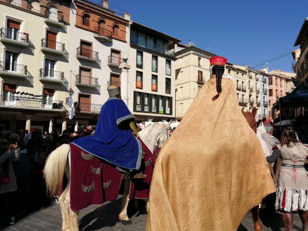 El matrimonio Azagra Segura pasea su amor por la plaza del Torico bajo la mirada de ese icono de la ciudad y de los más curiosos del lugar.