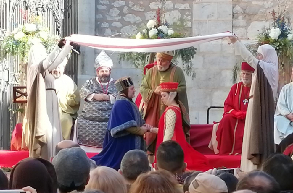 Marido y mujer son ya don Pedro y doña Isabel. Él irradia ilusión, sin embargo, en ella ninguna alegría florece.