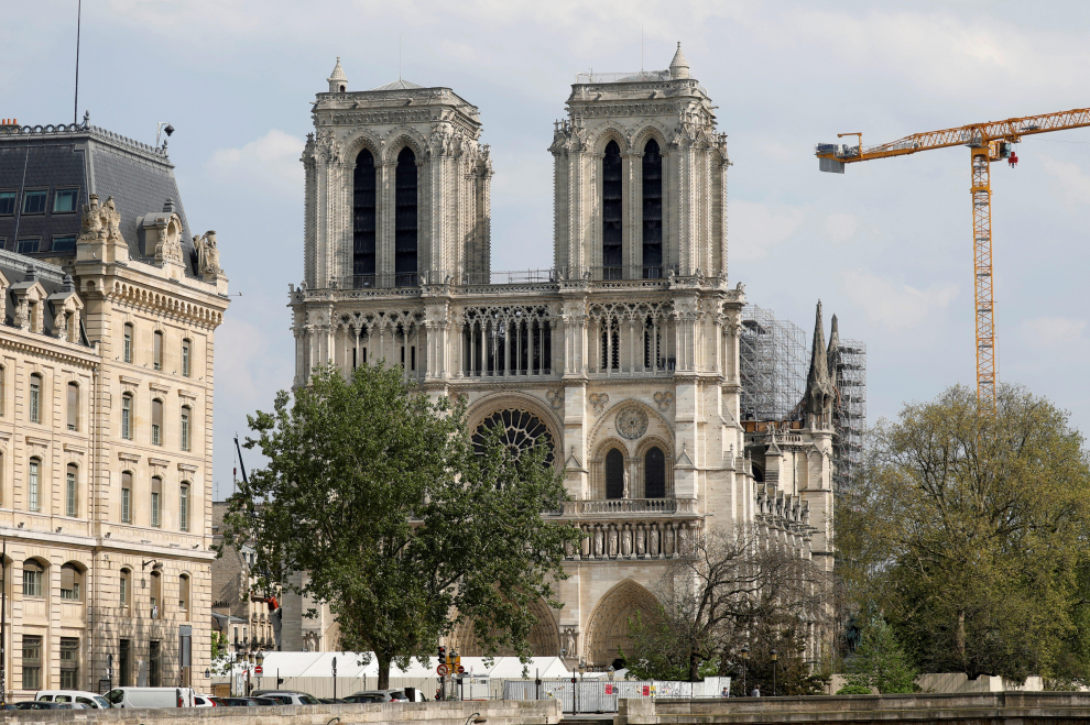 A view shows the Notre-Dame de Paris Cathedral, which was damaged in a devastating fire one year ago, as the coronavirus disease (COVID-19) lockdown slows down its restoration in Paris, France, April 13, 2020. Picture taken April 13, 2020. REUTERS/Charles Platiau [[[REUTERS VOCENTO]]] FRANCE-NOTREDAME/ANNIVERSARY