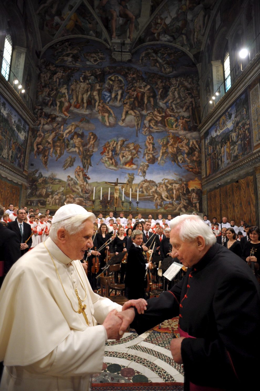 Benedict XVI y su hermano, monseñor Georg Ratzinger, en la Capilla Sixtina del Vaticano, el 17 de enero de 2009.