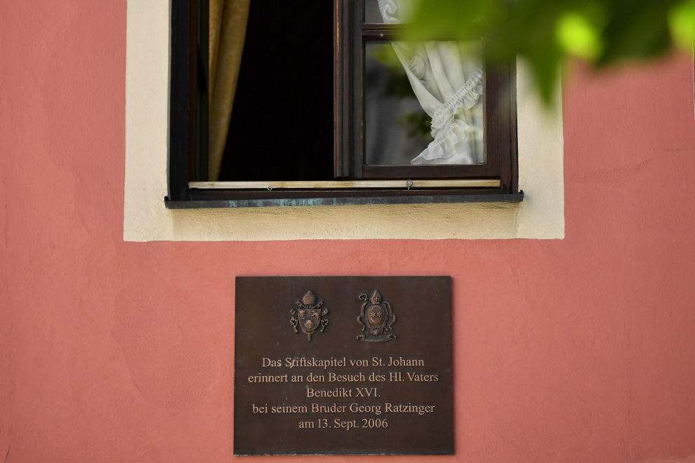 Una placa decora la casa donde vivía Georg Ratzinger, en Regensburg, Alemania.