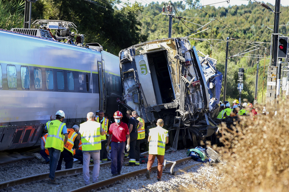 Soure (Portugal), 31/07/2020.- Rescue services at a site of a train crash in Soure, Coimbra, center of Portugal, 31 July 2020. According to reports 72 vehicles with 181 operational and and two planes are being mobilized for the crash site after a train derailed after a collision with maintenance machine leaving at least one person dead and about 50 other passengers injured. EFE/EPA/PAULO CUNHA Train crash in Soure