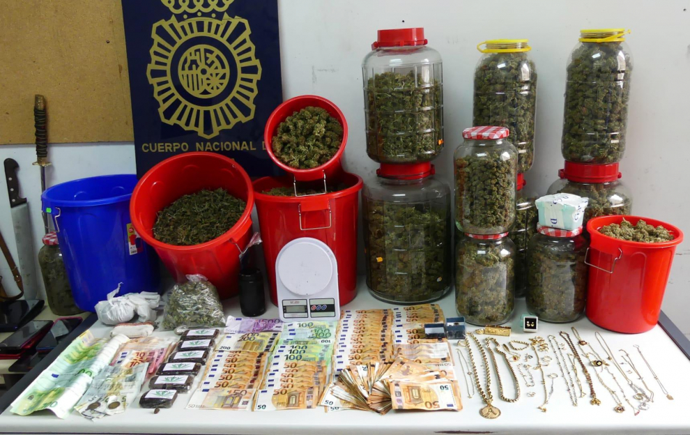 Los agentes incautaron más de 12 kilos de marihuana, 500 gramos de hachís y 14.300 euros en metálico.