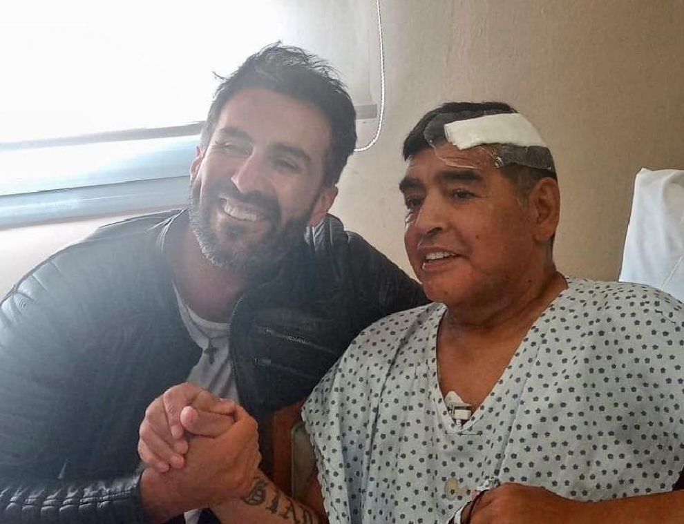 Mardona, junto a su neurocirujano, Leopoldo Luque, tras la operación.