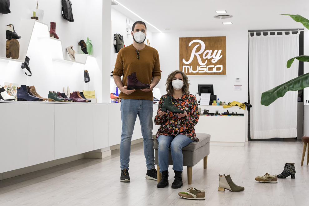 Javier Sánchez y Lorena Gasco en su zapatería de la calle de Pedro María Ric.
