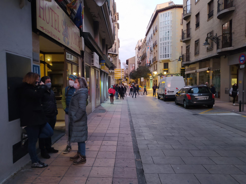 El sol naciendo justo en la calle Mayor de Zaragoza. Los rayos recorren toda la calle desde la Magdalena y siguen casi en línea recta por Espoz y Mina y Manifestación.