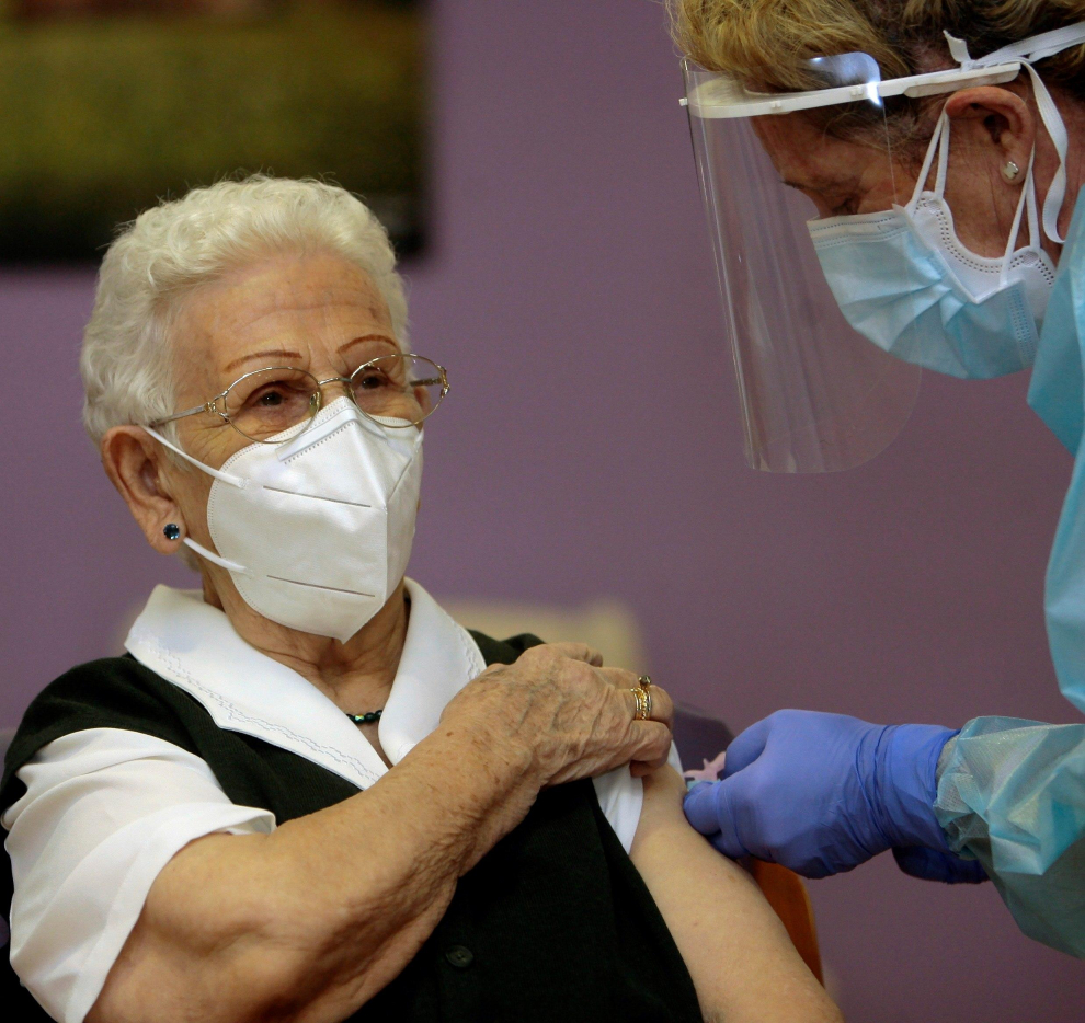 Una anciana recibe en Guadalajara la primera vacuna contra la covid en España