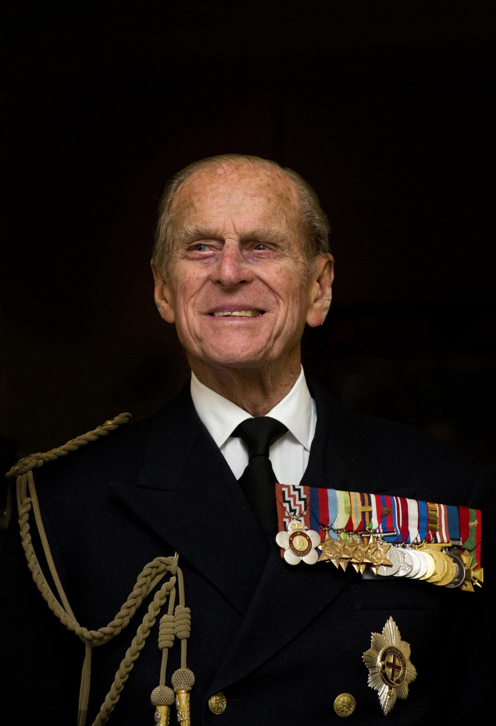 London (United Kingdom), 08/11/2012.- (FILE) - A picture dated 08 November 2012 shows Prince Philip, the Duke of Edinburgh meeting war veterans at the field of remembrance at Westminster Abbey in London, Britain. According to Royal Family, Prince Philip has died aged 99 on 09 April 2021. (Reino Unido, Edimburgo, Londres) EFE/EPA/ANDY RAIN Prince Philip dies aged 99