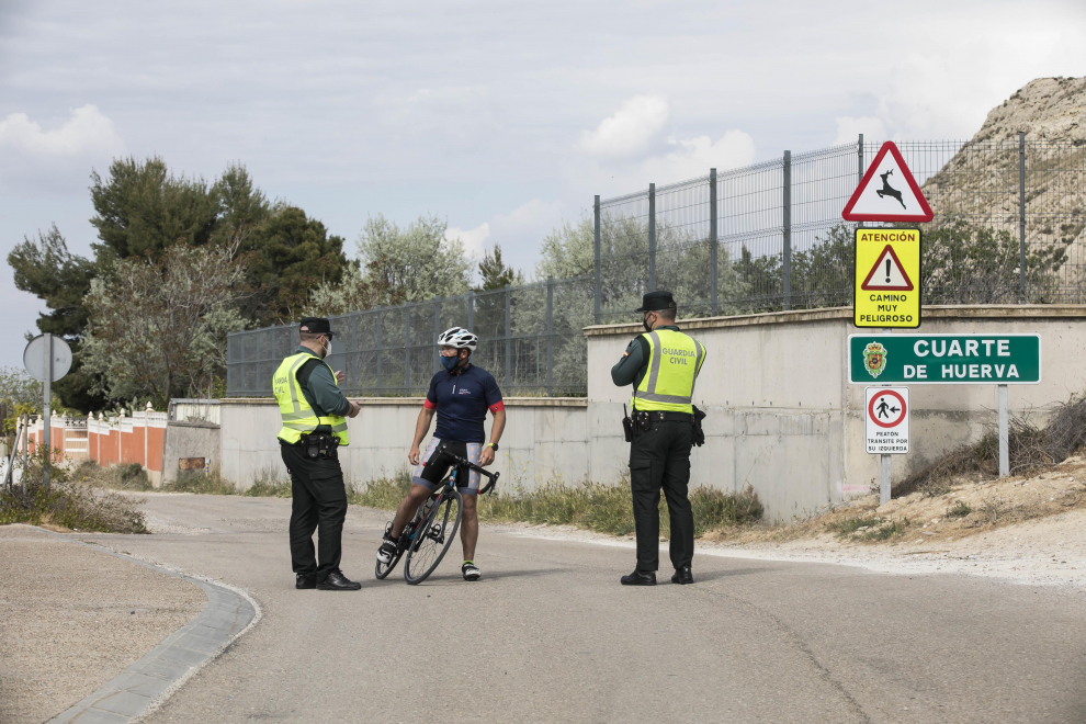 Controles de la Guardia Civil a coches, motos y bicicletas en los accesos a Cuarte de Huerva por su confinamiento perimetral.