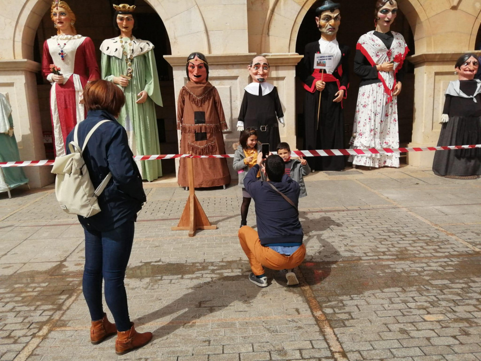 Los niños se fotografían con los gigantes en la plaza de San Juan de Teruel para celebrar el Día de Aragón.
