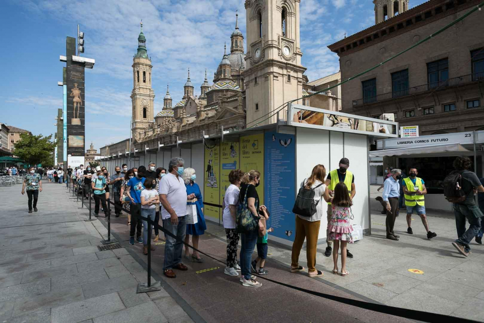 Calurosa Feria del Libro en la plaza el Pilar.