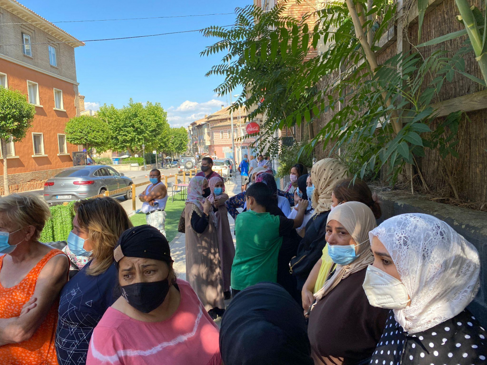 Vecinos de la asesinada, en su mayoría mujeres, en la calle donde ha ocurrido el suceso en Barbastro.