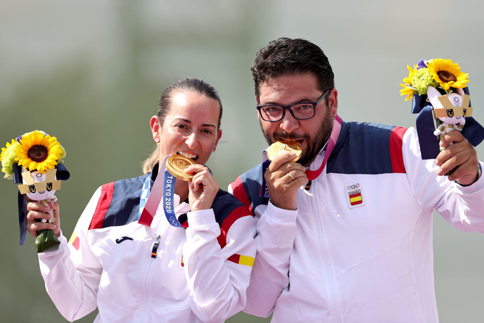 Tokyo 2020 Olympics - Shooting - Mixed Trap Team - Gold medal match - Asaka Shooting Range, Tokyo, Japan - July 31, 2021. Fatima Galvez of Spain and Alberto Fernandez of Spain celebrate after winning gold REUTERS/Ann Wang[[[REUTERS VOCENTO]]] OLYMPICS-2020-SHO/X-TRMIX-FNL-000100