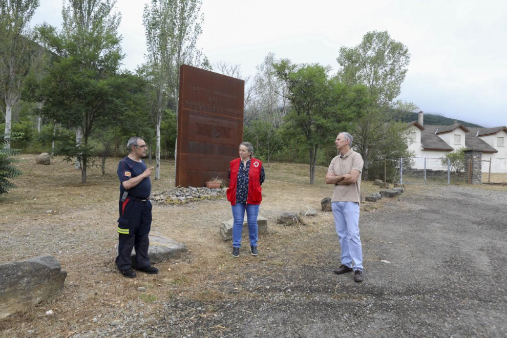 De izquierda a derecha, Jacobo Morlán, Teresa Maza y Luis Estáun, con el monumento en recuerdo a las víctimas y el edifico del campin, hoy clausurado de fondo.