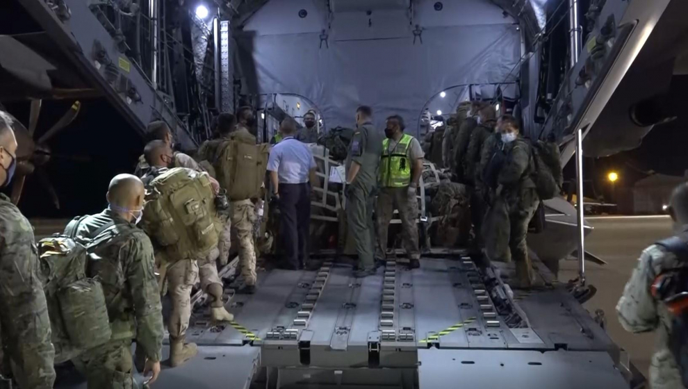 Sale de la Base Aérea de Zaragoza el primer avión hacia Afganistán para la repatriación de personal
