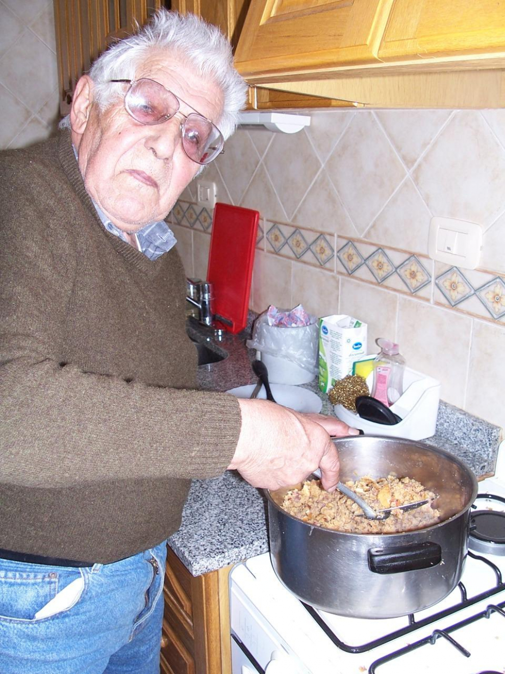 Pascual Fenolle cocinando migas su plato favorito