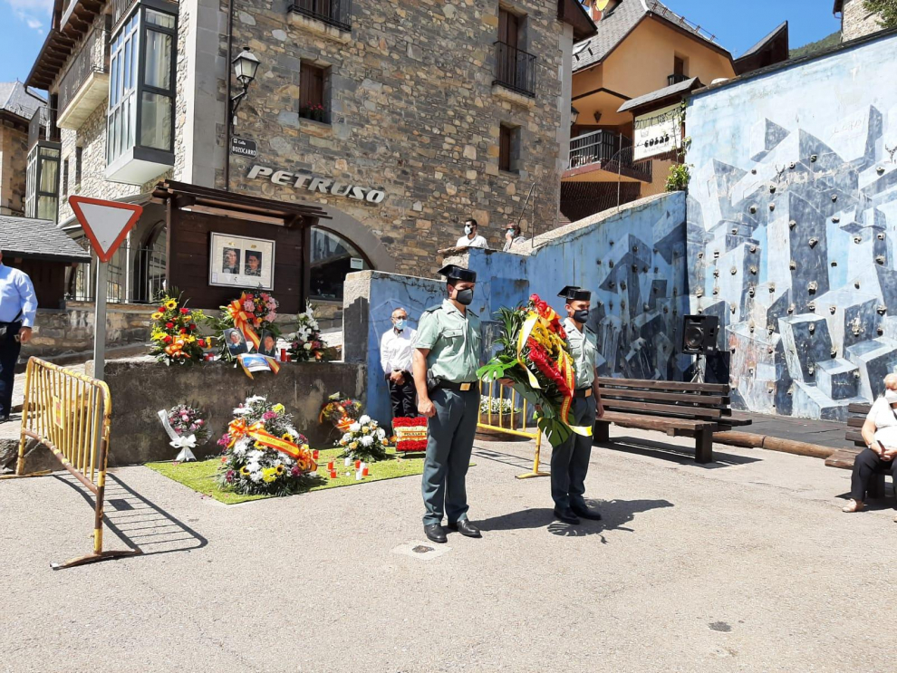 El pueblo de Sallent de Gállego ha vuelto a recordar a José Ángel de Jesús e Irene Fernández, asesinados por la banda terrorista en el año 2000.