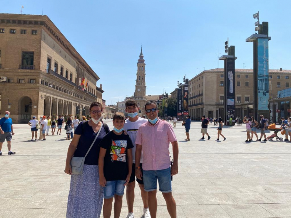 Óscar Nevado y su familia, turistas de Barcelona en Zaragoza.
