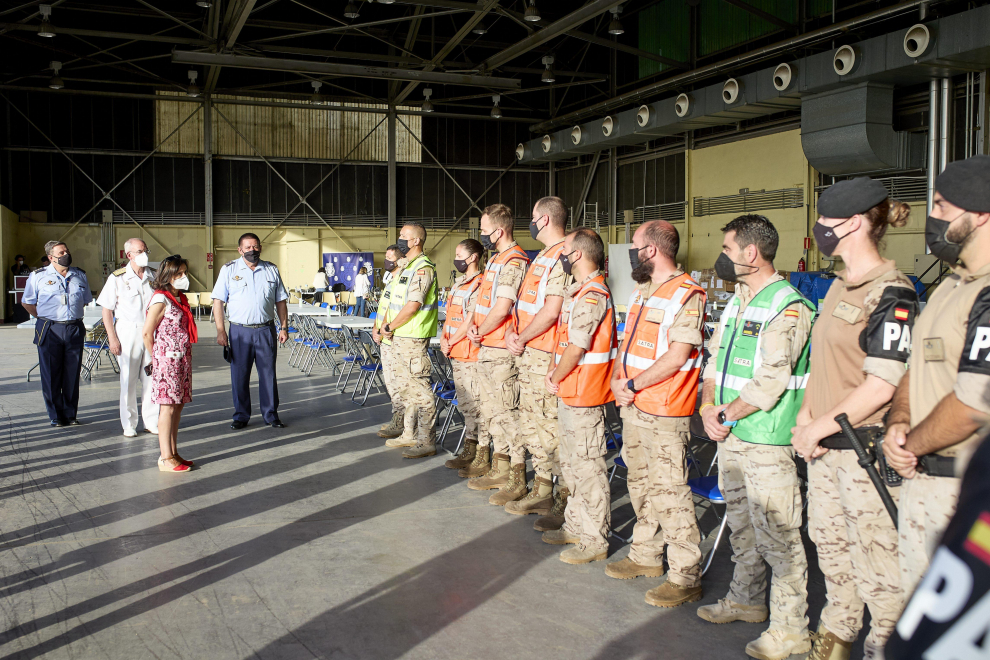 Margarita Robles visita la base de Torrejón, a donde llegan los evacuados de Afganistán