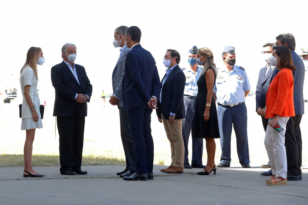 El rey Felipe VI y el presidente del Gobierno, Pedro Sánchez, visitan el centro de acogida temporal instalado en la base de Torrejón de Ardoz con motivo de la operación de repatriación desde Afganistán.