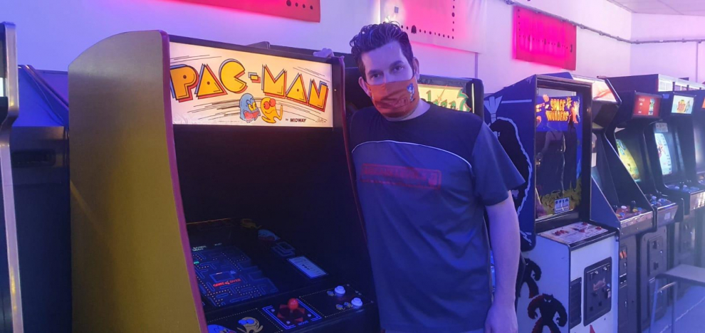 Barry Ricard, con uno de los juegos más míticos del salón Arcade Levels