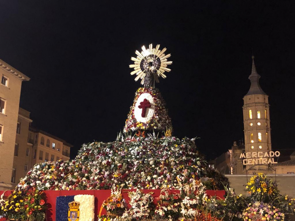 El manto de la Virgen del Pilar tras finalizar la Ofrenda de Flores.