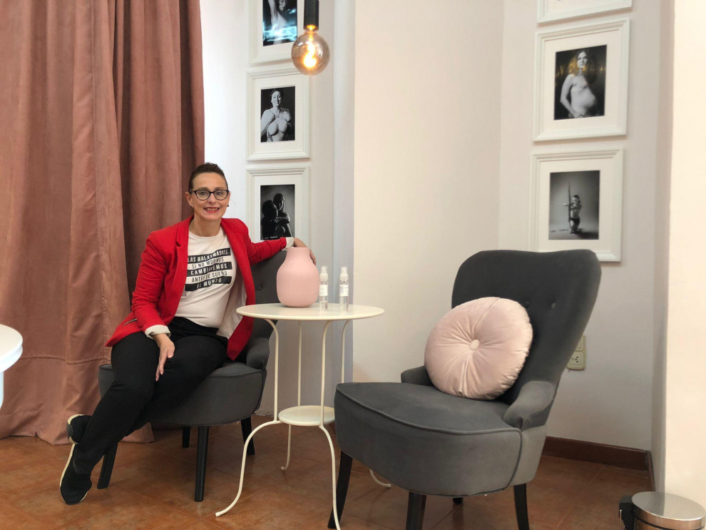Ana Cristina López, en su tienda 'Rosa en Positivo', ganadora del Concurso 'Arrimar el hombro'.