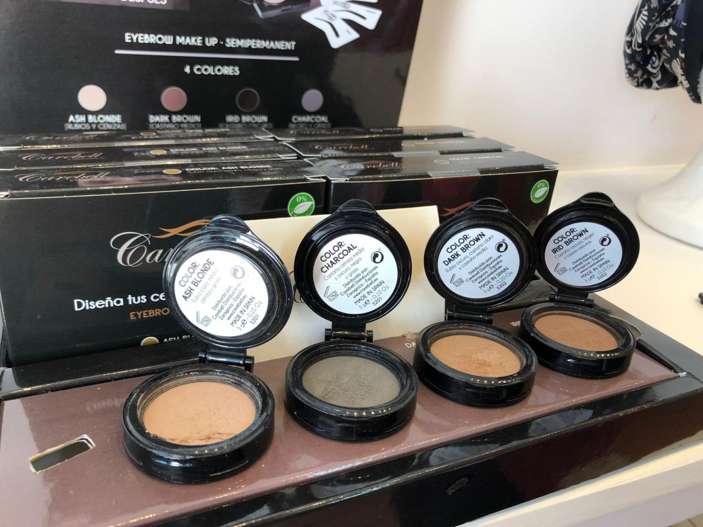 Maquillaje para cejas en Zaragoza. Antes de abrir la tienda, como paciente, Ana Cristina López se iba a comprarlo a Madrid.