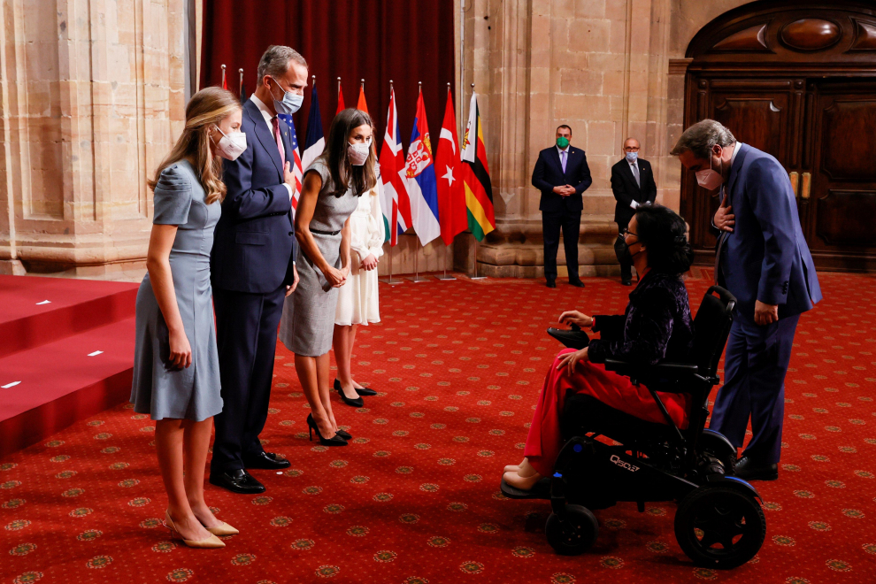 Teresa Perales recibe la insignia de los Premios Princesa de Asturias de manos de la infanta Leonor