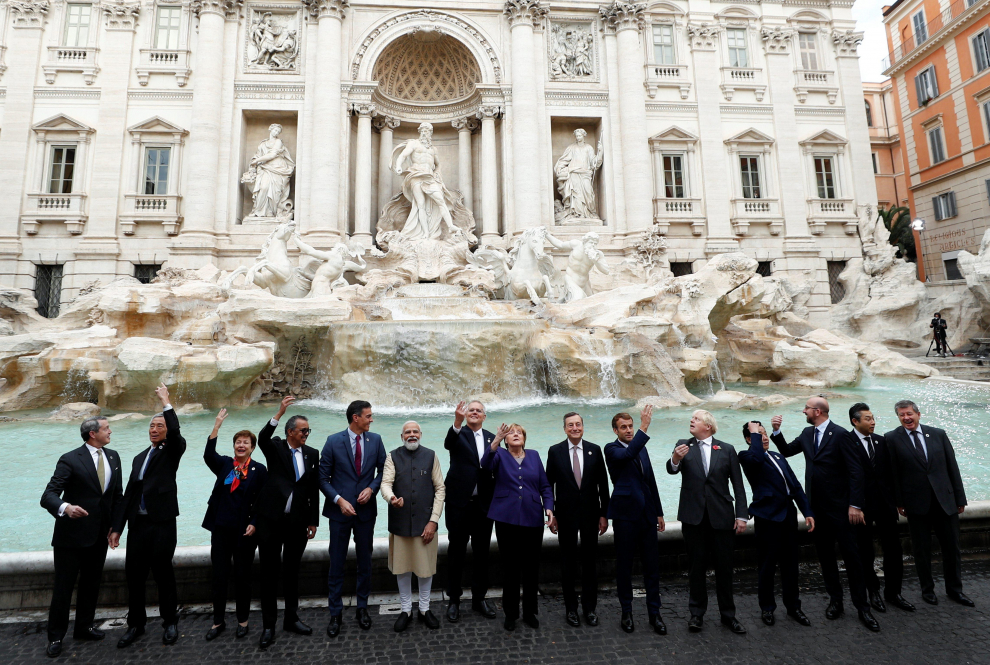 Los líderes del G-20 posando este domingo en la emblemática Fontana de Trevi de Roma.