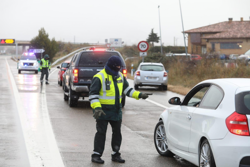 Control en Nueno de la Guardia Civil para impedir el paso a Monrepós sin ruedas de invierno