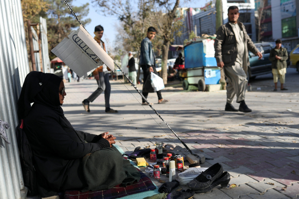 Hadia Ahmadi, de 43 años, limpia zapatos en Kabul después de ser echada de su puesto de trabajo como maestra.
