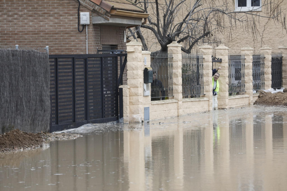 Inundaciones de casas y campos en Monzalbarba este martes por la mañana.