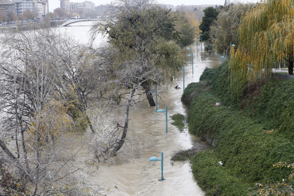 La punta de la crecida del Ebro llega a Zaragoza